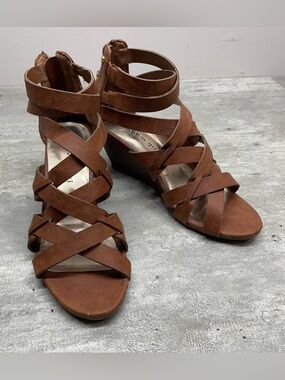 Madden Girl Strappy Wedge Sandals Womens 8.5 Brown Good Studded Gladiator HUGHEZ